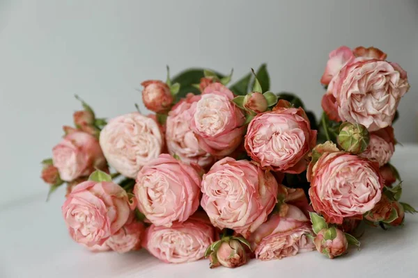 Piękny Bukiet Kwiatów Różowy Róż Nowoczesnym Wazonie Jako Tło — Zdjęcie stockowe