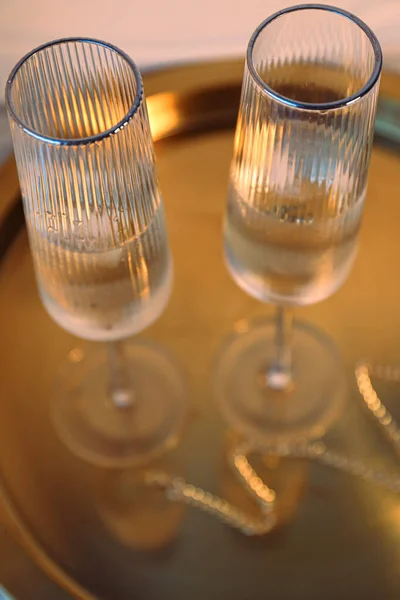 Очки Шампанским Льдом Красивом Интерьере Золотым Декором — стоковое фото