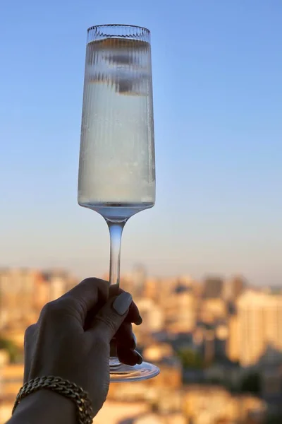 Стакан Шампанским Льдом Руке Девушки Фоне Городского Пейзажа — стоковое фото
