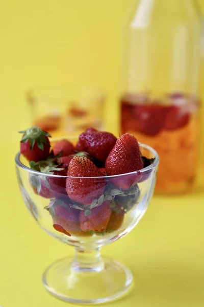 草莓在杯子里 夏天在黄色的背景下喝 — 图库照片