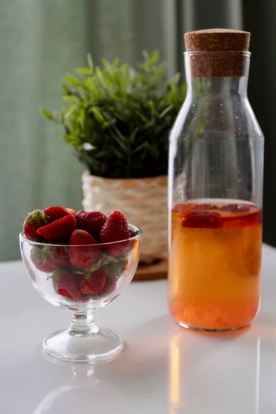 Căpșuni Pahar Băutură Fundalul Galben Timpul Verii — Fotografie, imagine de stoc