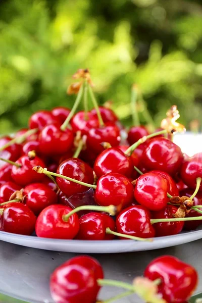 Cerises Rouges Mûres Juteuses Sur Une Table Dans Une Assiette — Photo