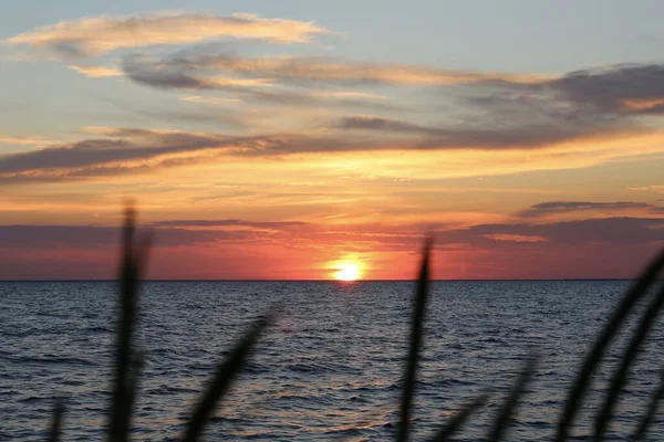 Brillante Hermosa Puesta Sol Rojo Amarillo Cielo Sobre Fondo Del — Foto de Stock