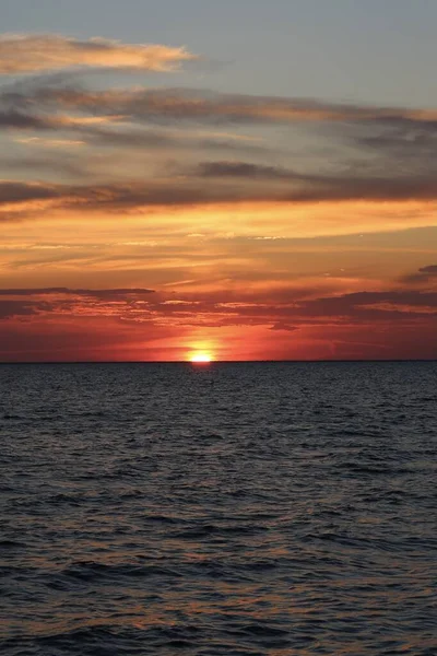 Strahlend Schöner Rot Gelber Sonnenuntergang Himmel Vor Dem Hintergrund Des — Stockfoto