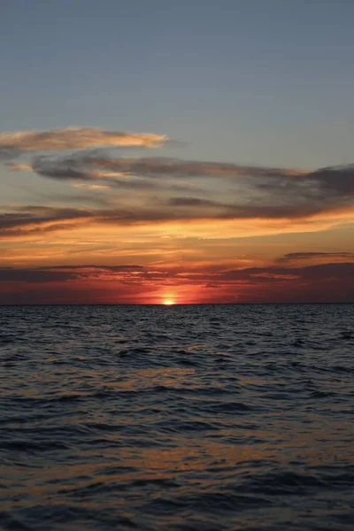 Πολύ Όμορφο Κόκκινο Κίτρινο Ηλιοβασίλεμα Στον Ουρανό Και Στην Παραλία — Φωτογραφία Αρχείου
