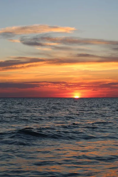 Bardzo Piękny Czerwono Żółty Zachód Słońca Niebie Wybrzeżu — Zdjęcie stockowe