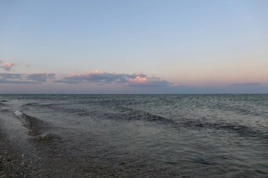  Yaz akşamları gün batımında kumsal