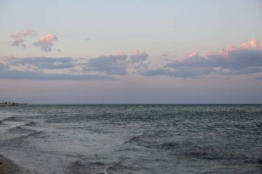  Yaz akşamları gün batımında kumsal