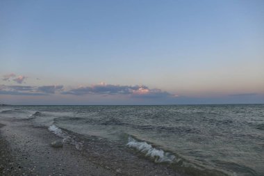 Yaz akşamları gün batımında kumsal