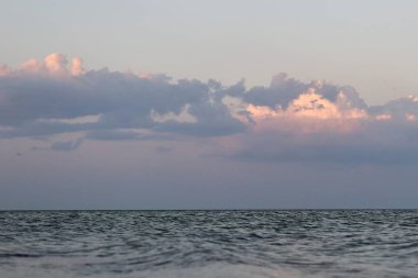 Yaz akşamları gün batımında kumsal