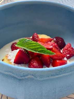 Kahvaltı, peynirli kek ve meyve.