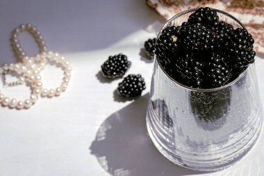 Bir yaz gününde şık bir bardakta böğürtlen