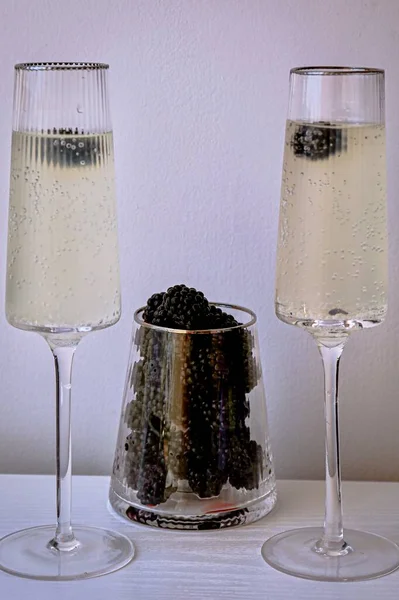 Бокал Шампанского Вина Ягодами — стоковое фото