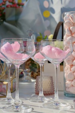 Doğum günü partisinde çiçekli, şampanyalı ve şekerli bir masa.