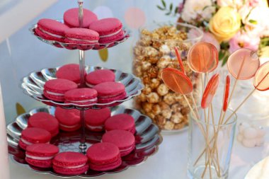 Doğum günü partisinde çiçekli, şampanyalı ve şekerli bir masa.