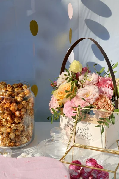 Mesa Festiva Com Flores Champanhe Doces Festa Aniversário — Fotografia de Stock