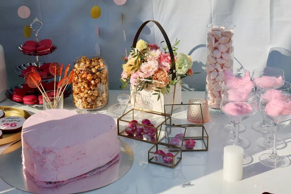 Slavnostní Stůl Květinami Šampaňským Sladkostmi Narozeninové Oslavě — Stock fotografie