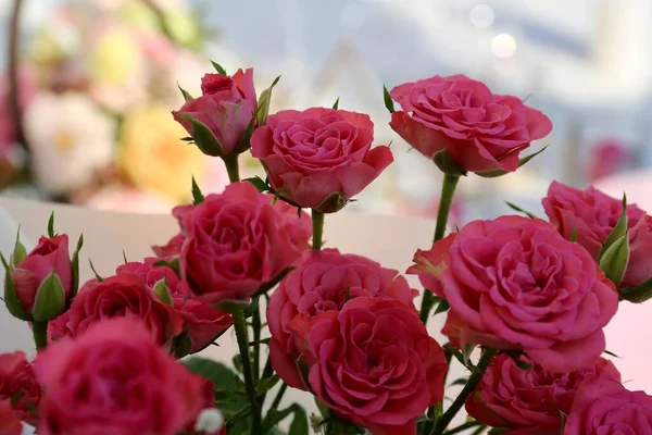 Mesa Festiva Con Flores Champán Dulces Fiesta Cumpleaños —  Fotos de Stock