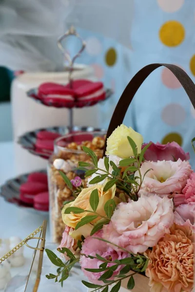 Mesa Festiva Con Flores Champán Dulces —  Fotos de Stock