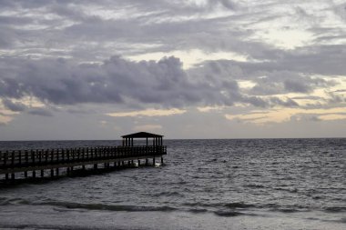 Güneşin doğuşuna karşı uzaktaki deniz rıhtımına çekiliyoruz.
