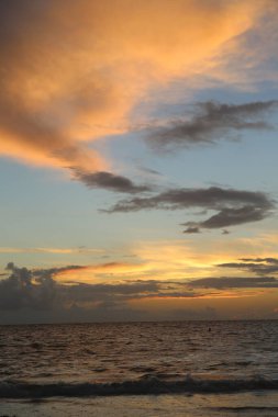 Okyanusun üzerinde güzel sarı gün batımı ve farklı renkte gökyüzü