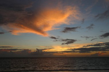 Okyanusun üzerinde güzel sarı gün batımı ve farklı renkte gökyüzü