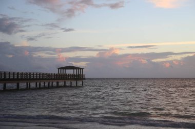  Sahildeki iskelede gün batımı