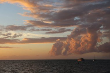 Okyanusun üzerinde güzel sarı gün batımı ve farklı renkte gökyüzü