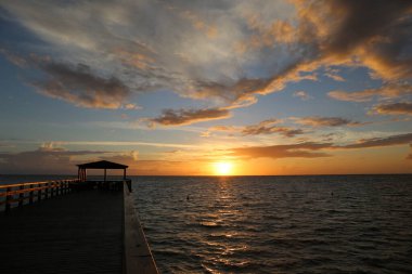 Sahildeki iskelede gün batımı