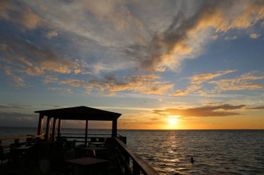 Sahildeki iskelede gün batımı