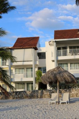 Plajdaki beyaz tropikal ev