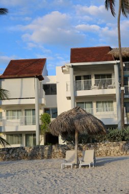 Plajdaki beyaz tropikal ev