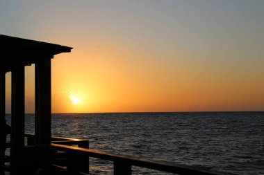 Sahildeki iskelede gün batımı