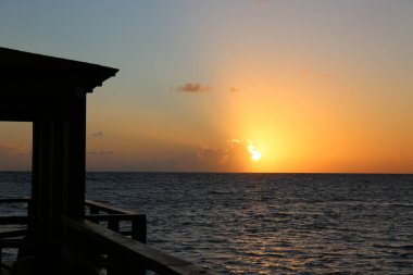 Sahildeki iskelede gün batımı