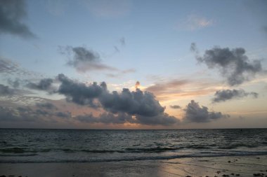 Okyanusun üzerinde güzel sarı gün batımı ve farklı renkte gökyüzü