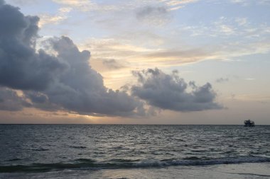 Okyanusun üzerinde güzel sarı gün batımı ve farklı renkte gökyüzü
