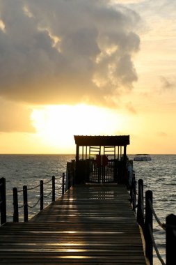 Sahildeki iskelede gün batımı