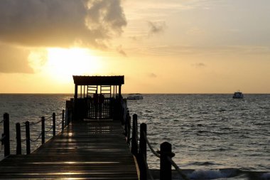 Sahildeki iskelede gün batımı
