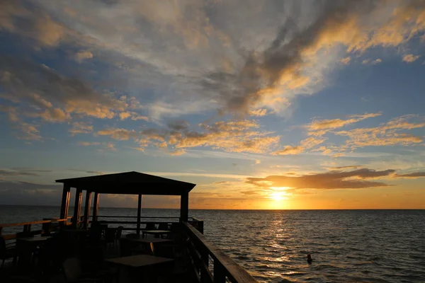Sahildeki iskelede gün batımı