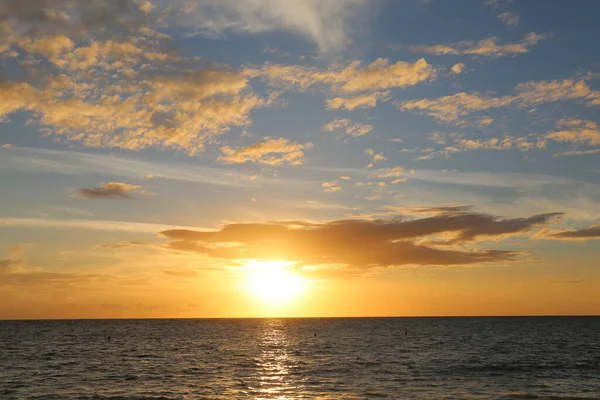 Желтый Закат Над Океаном Небо Другого Цвета — стоковое фото