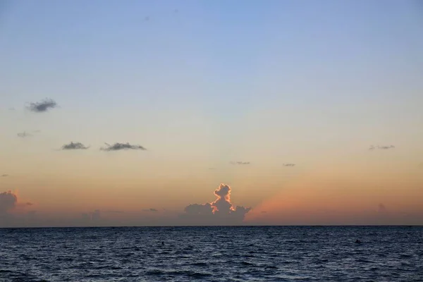 Beautiful Yellow Sunset Ocean Different Color Sky — Stock Photo, Image