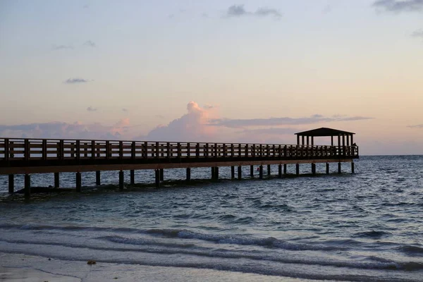 Sahildeki Iskelede Gün Batımı — Stok fotoğraf