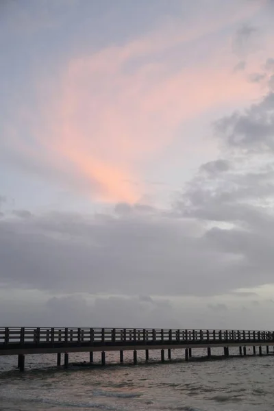 美丽的粉色夕阳笼罩着大海 天空五彩斑斓 — 图库照片