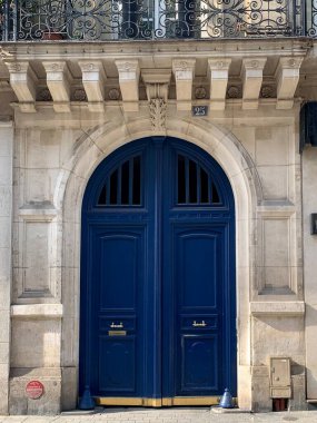  Kasabadaki eski mavi kapı