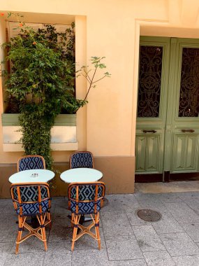  Şehirde masa ve sandalyeli bir sokak kafesi.