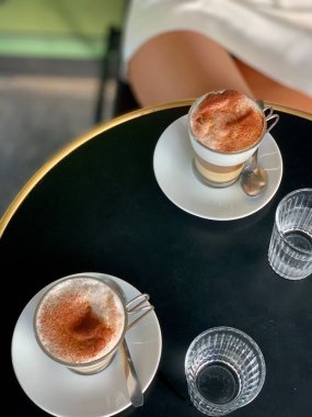 Siyah arka planda bir fincan kahve.