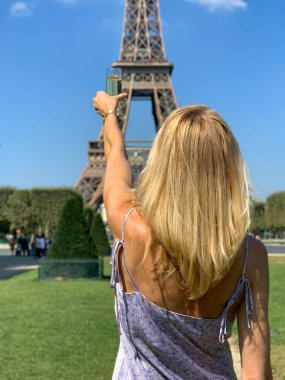 Paris 'te cam şampanyalı kız