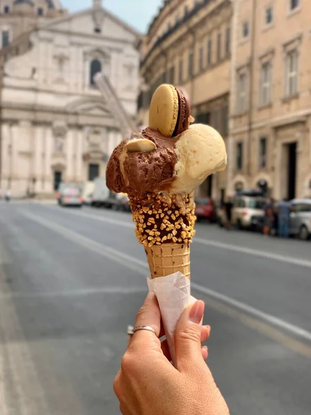 Ijs Hand Meisje Een Oude Stad — Stockfoto