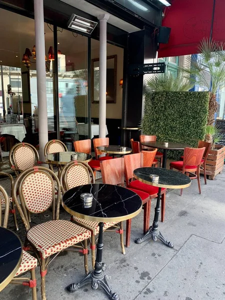 Pouliční Kavárna Městě Stolem Židlemi — Stock fotografie