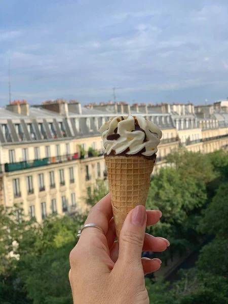 Eis Der Hand Mädchen Auf Einer Alten Stadt — Stockfoto